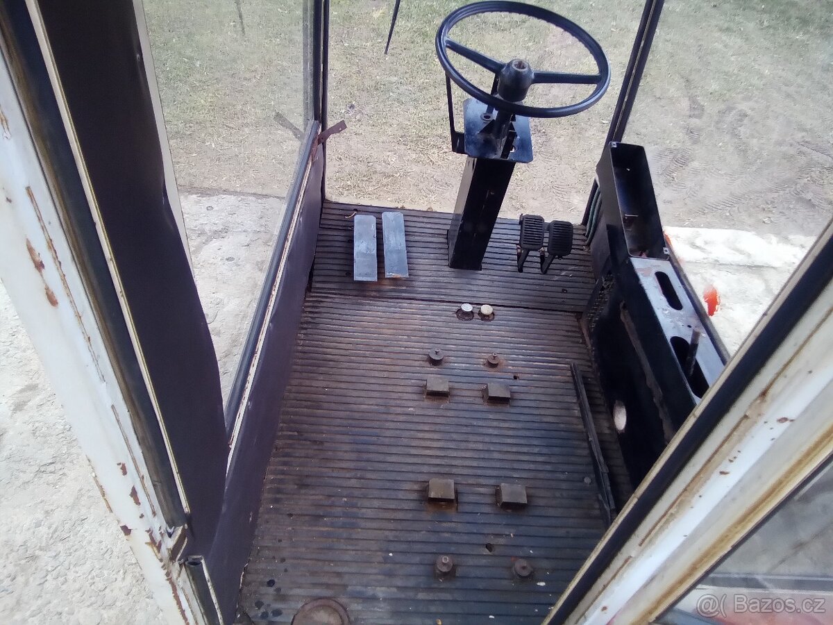 Kabina ze řezačky Toro - 14
