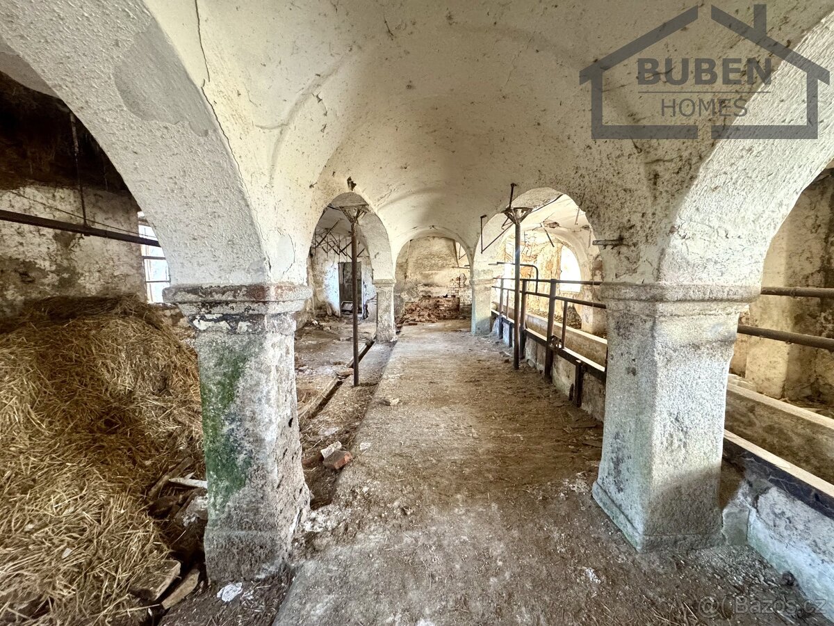 Stavební pozemek 10472 m² se zemědělskými budovami, Stráž - - 14