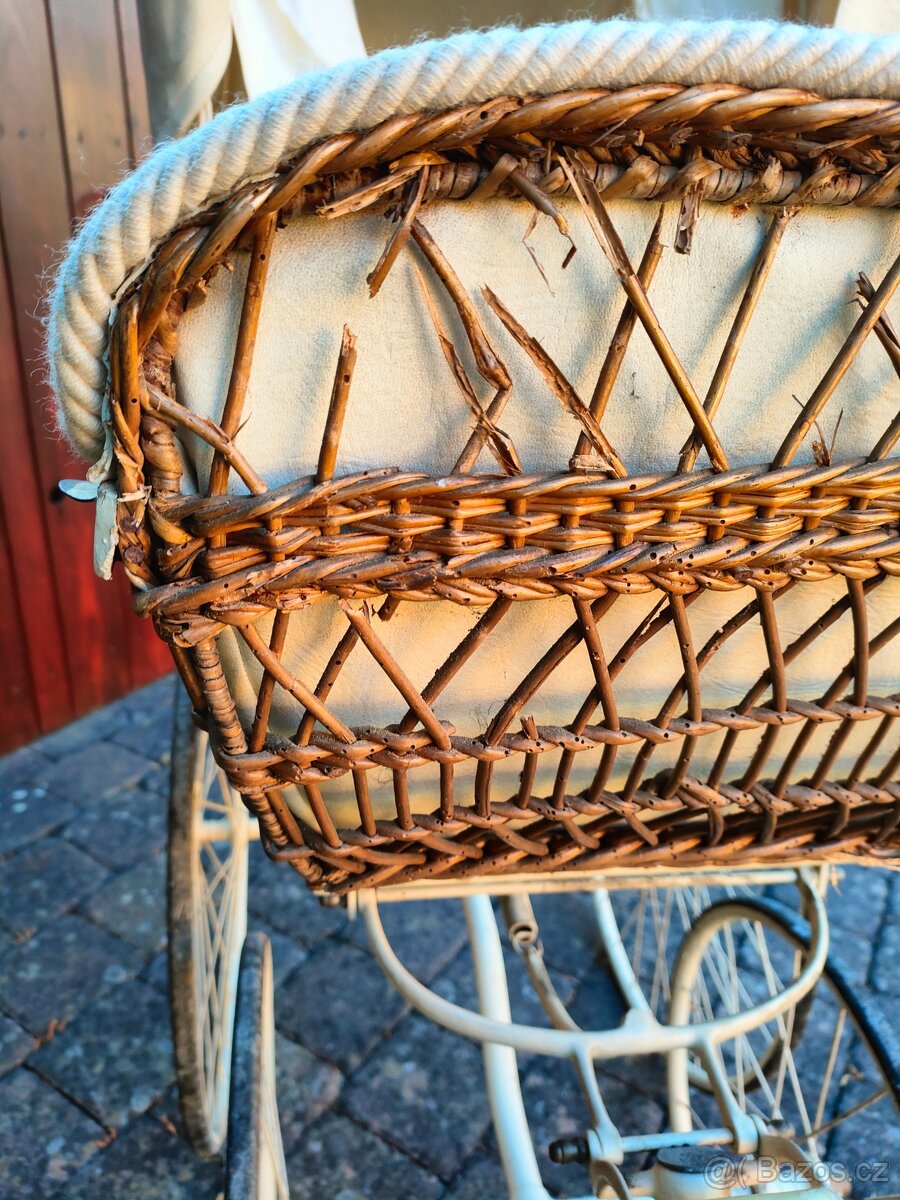 Starožitný kočárek pro miminko č. 599 - 14