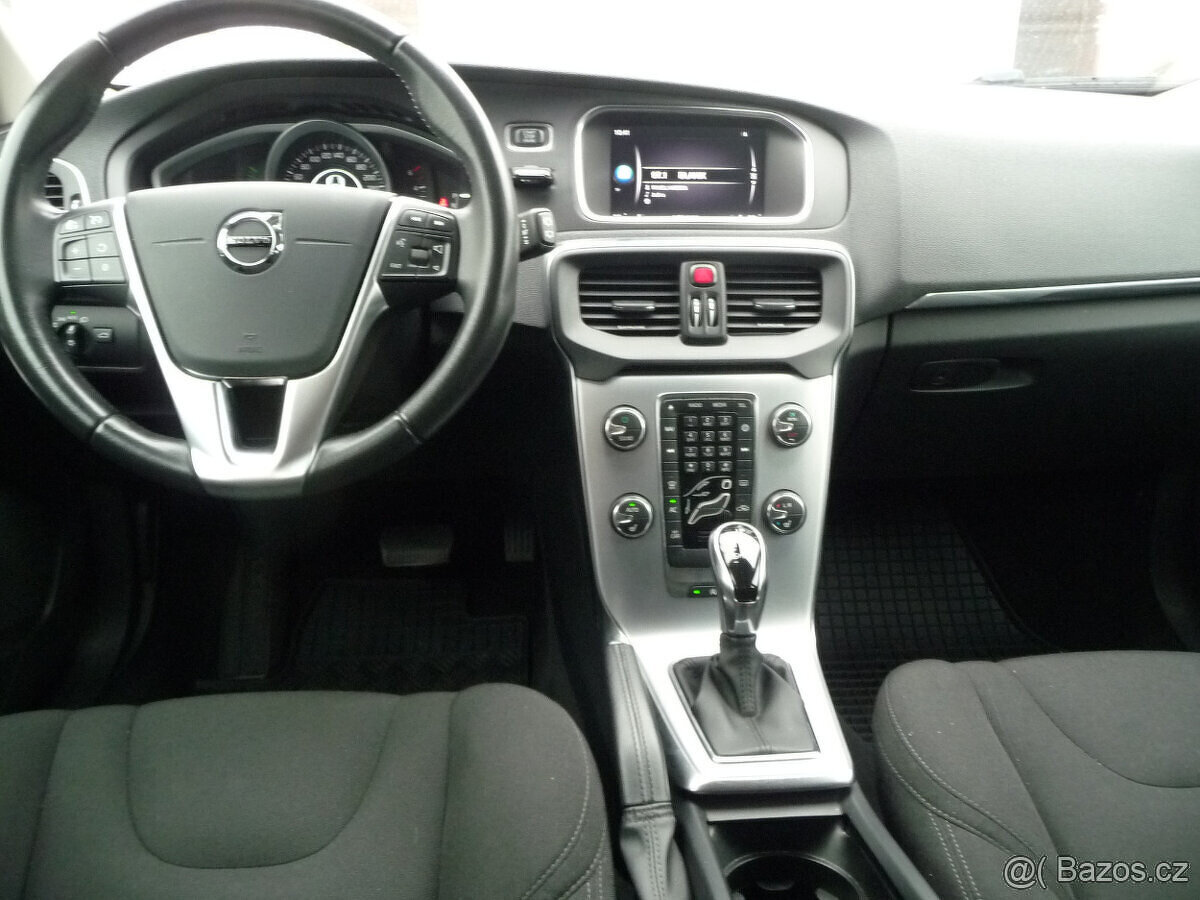 AKCE Volvo V40 D3 150k.s Momentum Automat po 1.majiteli - 14