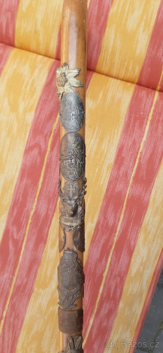 Vyřezávané dřevěné hole - 14