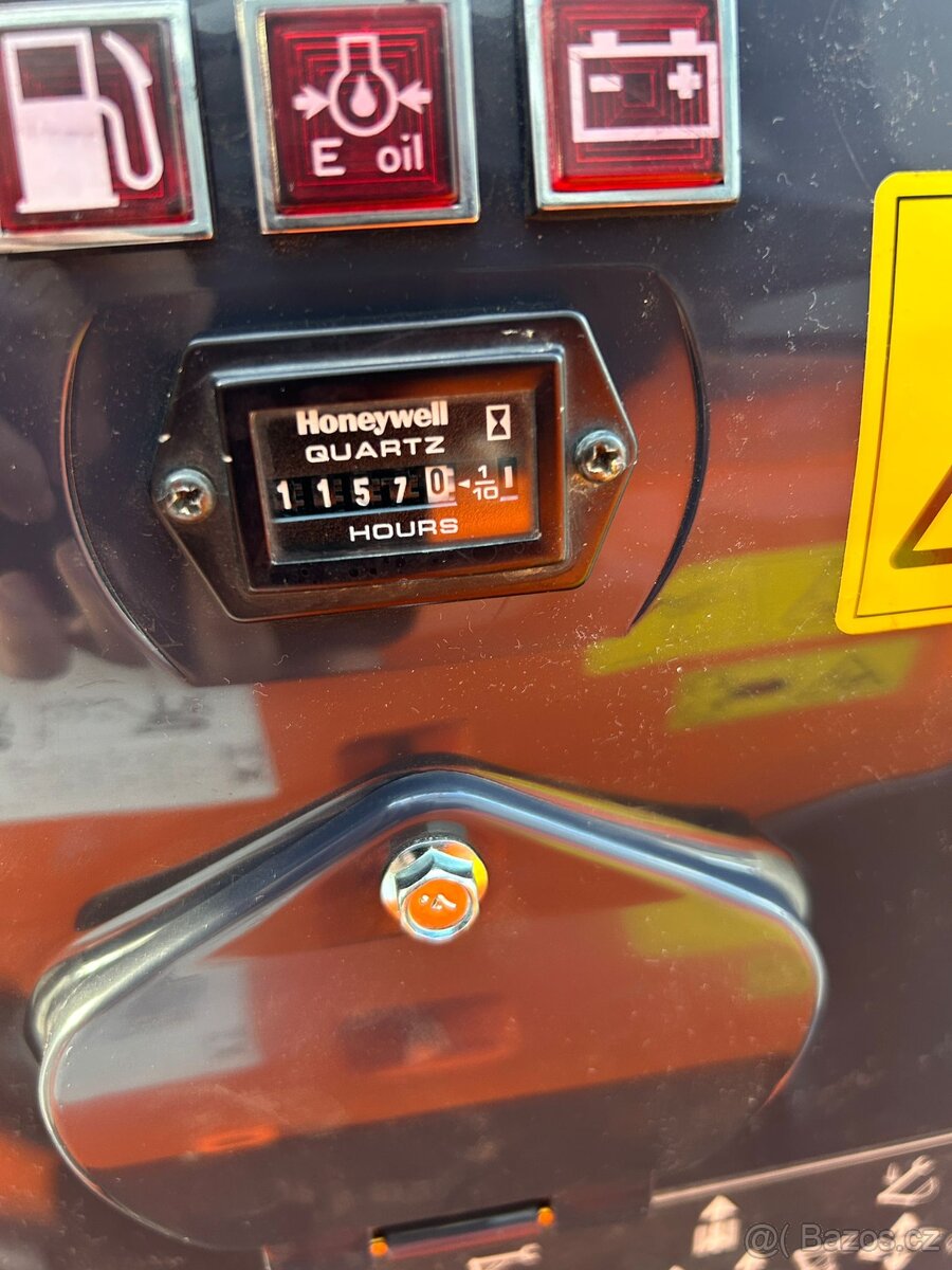 Minibagr Kubota U10 s nulovým přesahem zádě - 14