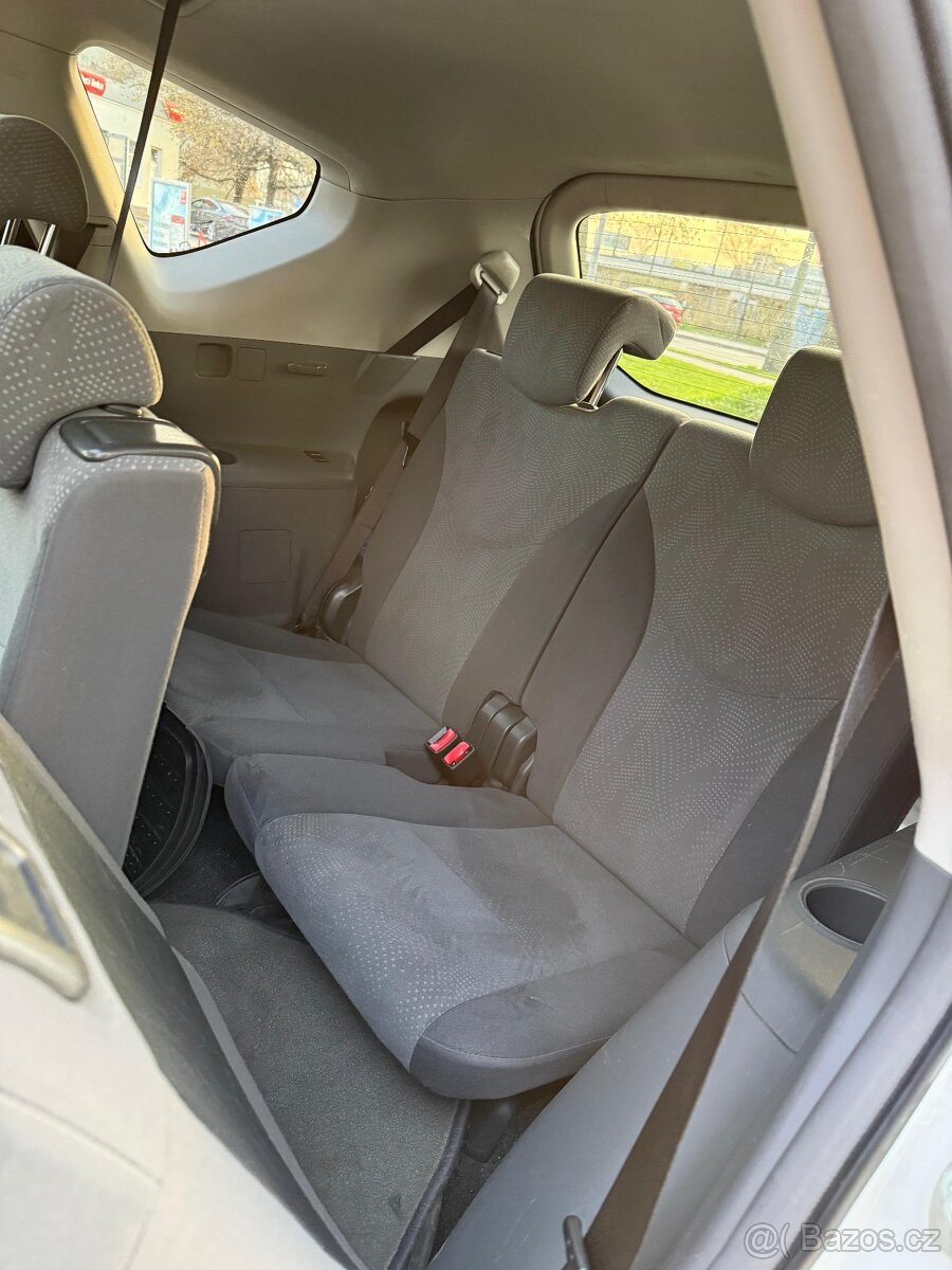 Prius + 7 Seat - 14