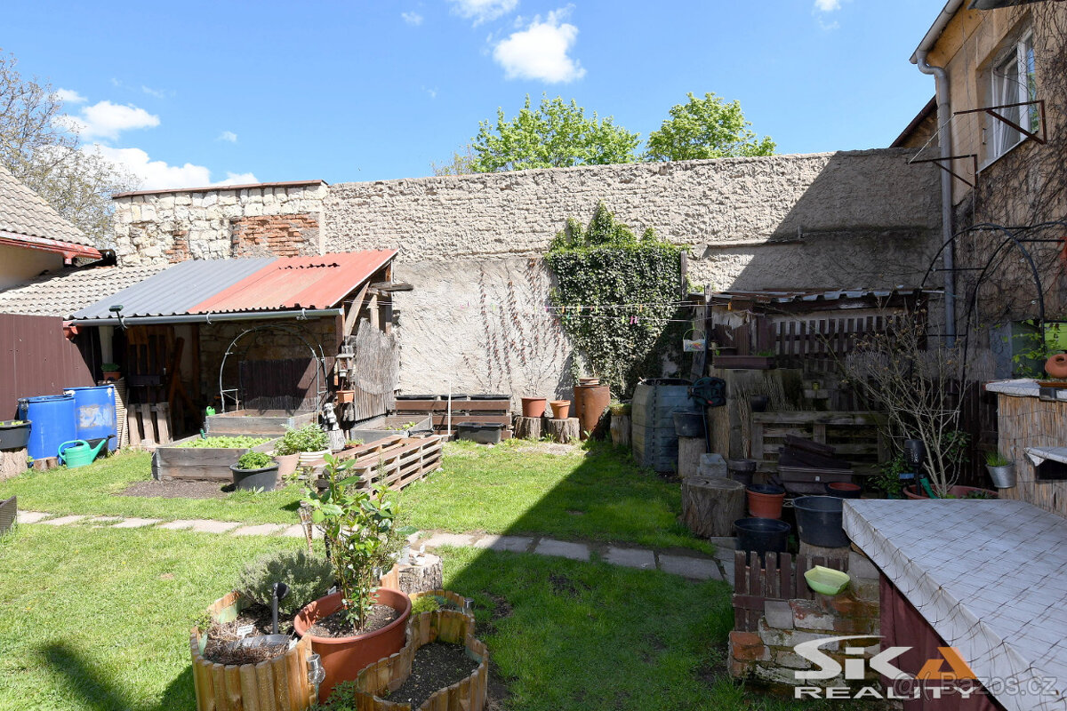 Prodej domu se dvěma byty a komerčními prostory, 412 m2 - 14