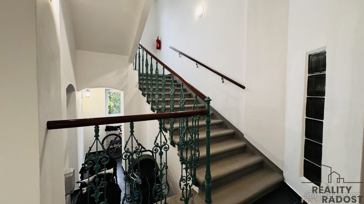 Pronájem prostorného podkrovního bytu 3+1 v Hodoníně – ulice - 14