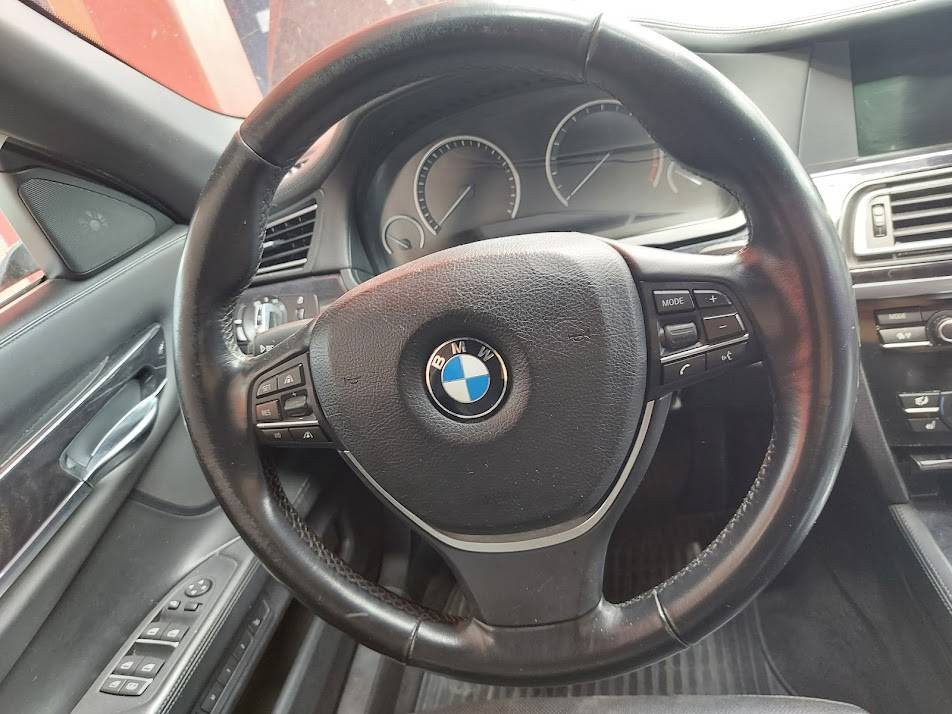 BMW 7 F01 interiér, sedačky s TV - 14