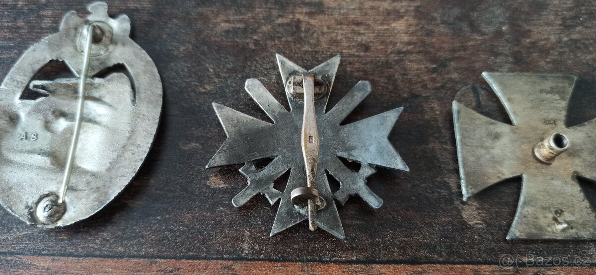 Medaile, vyznamenání, odznaky. - 14