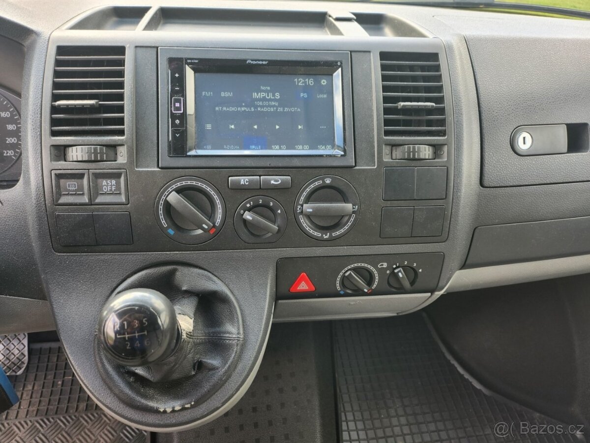 Volkswagen Transporter 2.5 TDI 6 míst - 14