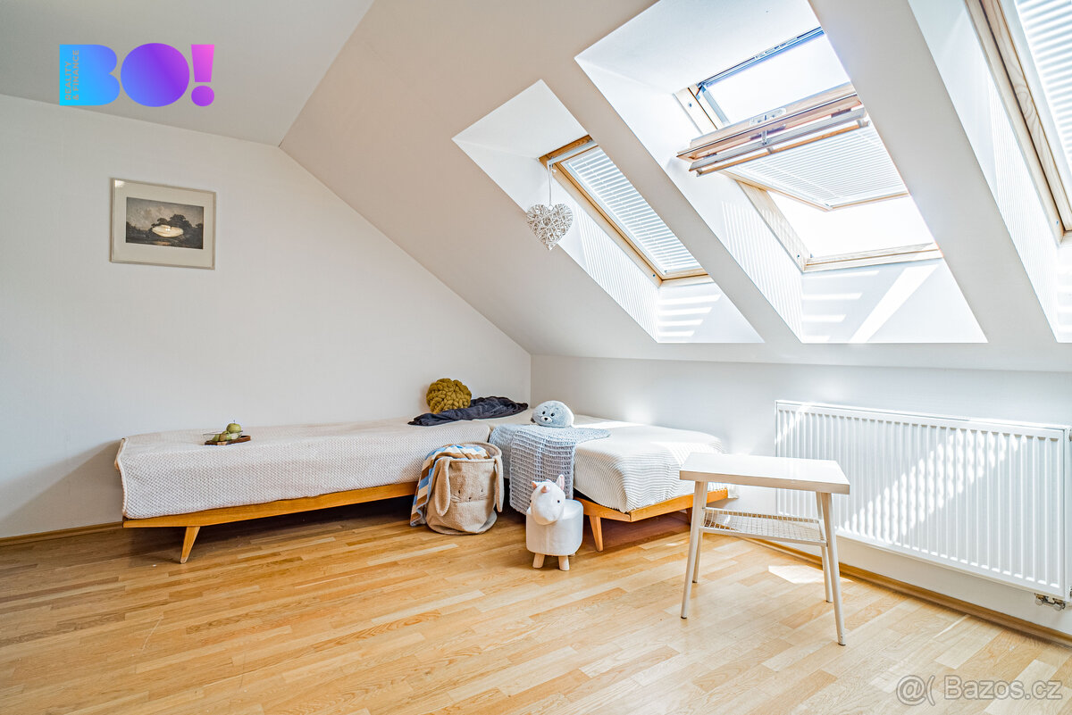 Prodej řadového rodinného domu 5+kk se zahradou a dvougaráží - 14