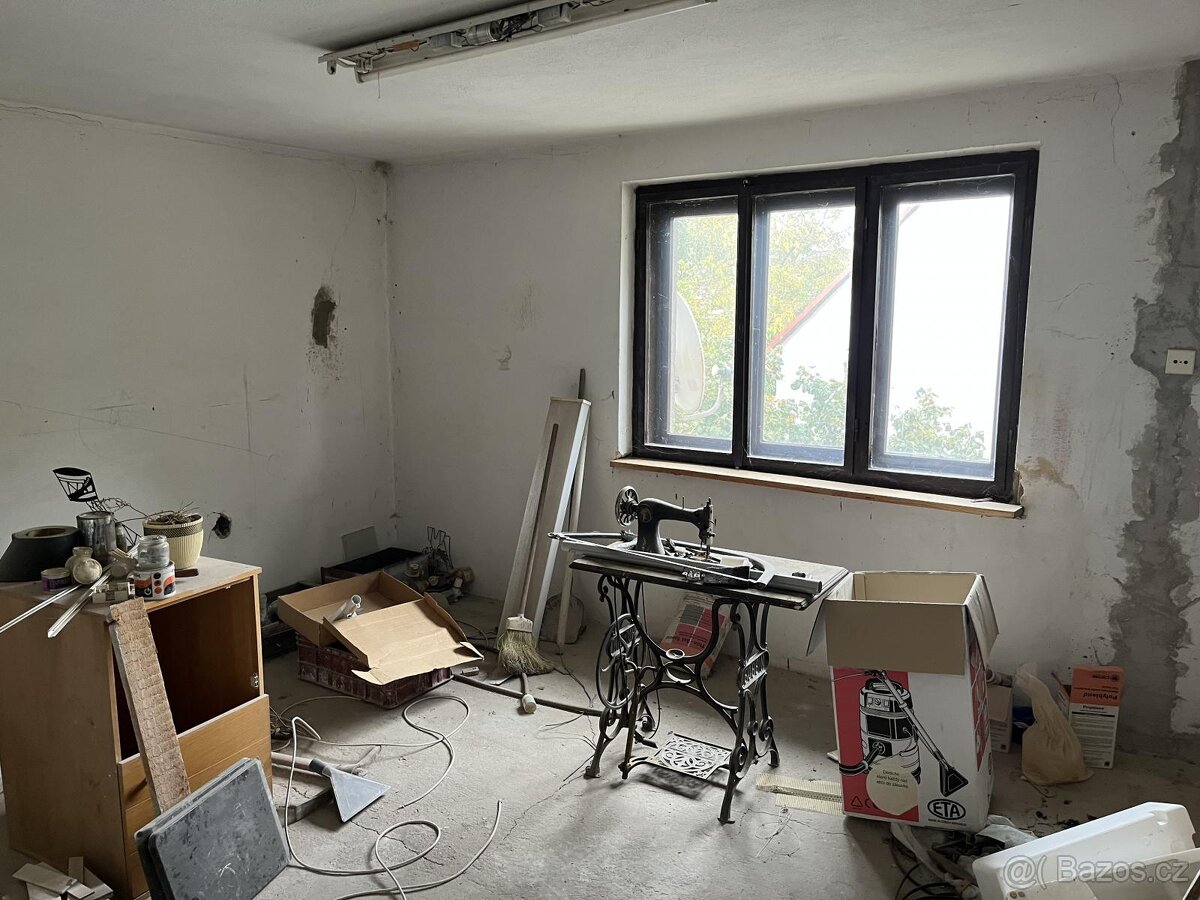 Prodej RD dvě bytové jednotky, prostorná dvou garáž s pozemk - 14