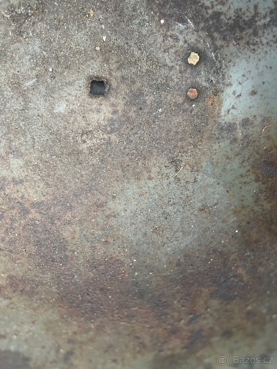 Vojenská helma . - 14