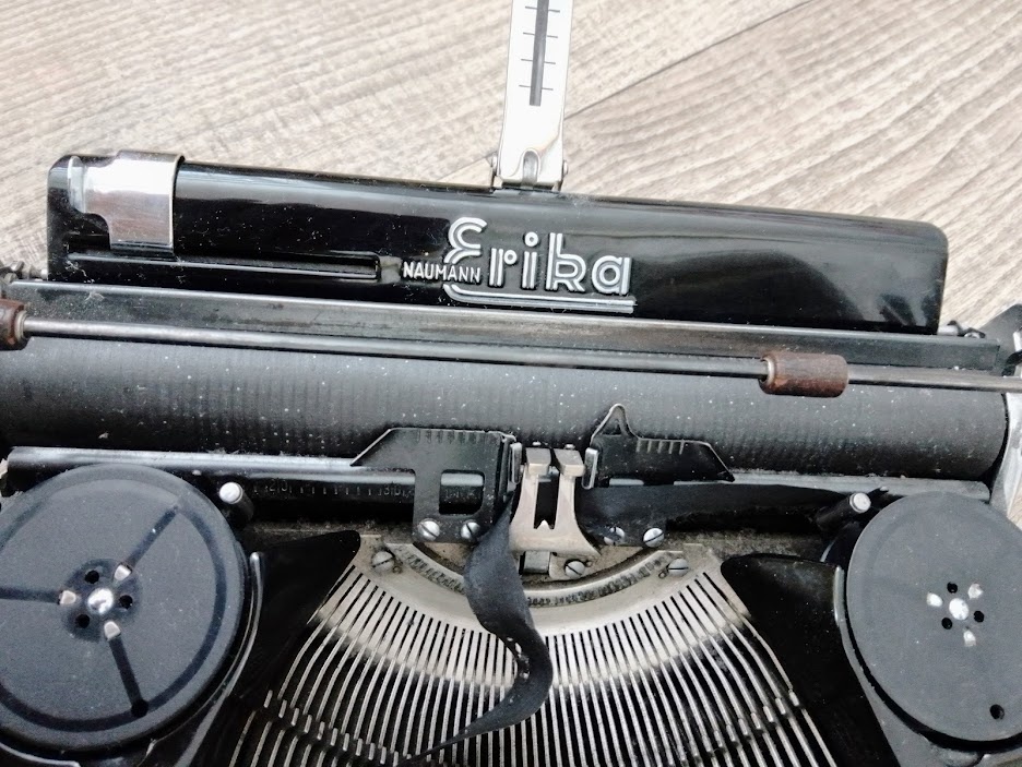 STAROŽITNÝ KUFŘÍKOVÝ PSACÍ STROJ ERIKA 6 A.-G. Vorm. Seidel - 14