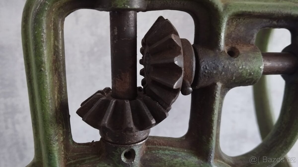 Velmi starý kupecký mlýnek IDEAL s rumpálem DOPRAVA 0,- - 14