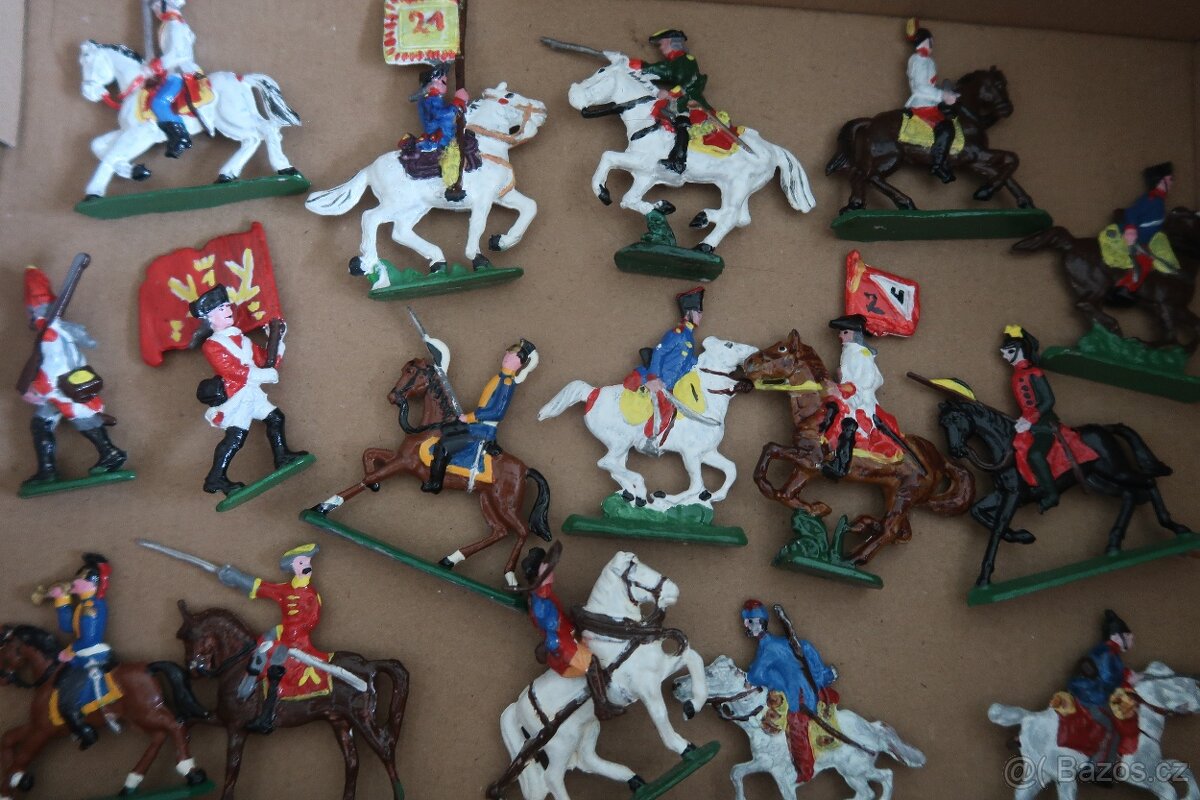 cínoví vojáčci a další figurky - 14