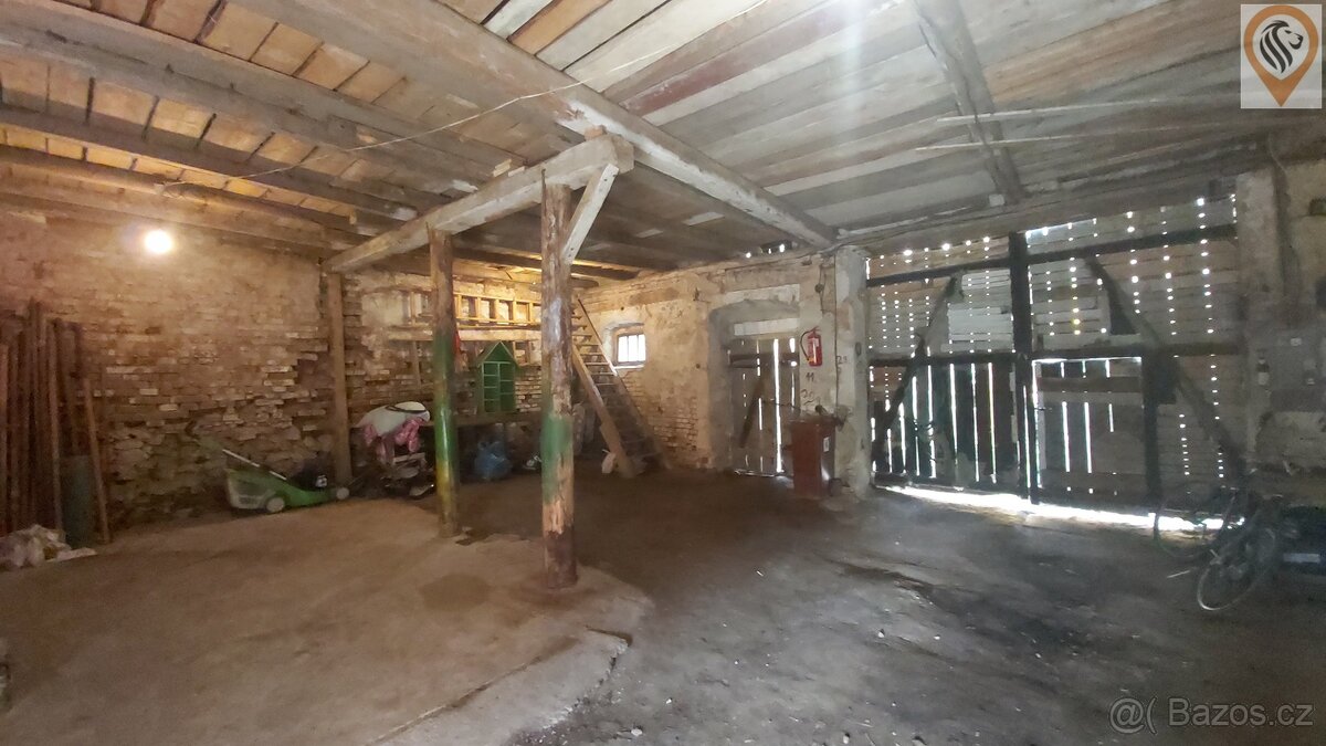 Rodinný dům se stodolou a uzavřeným dvorem a zahradou, Poběž - 14