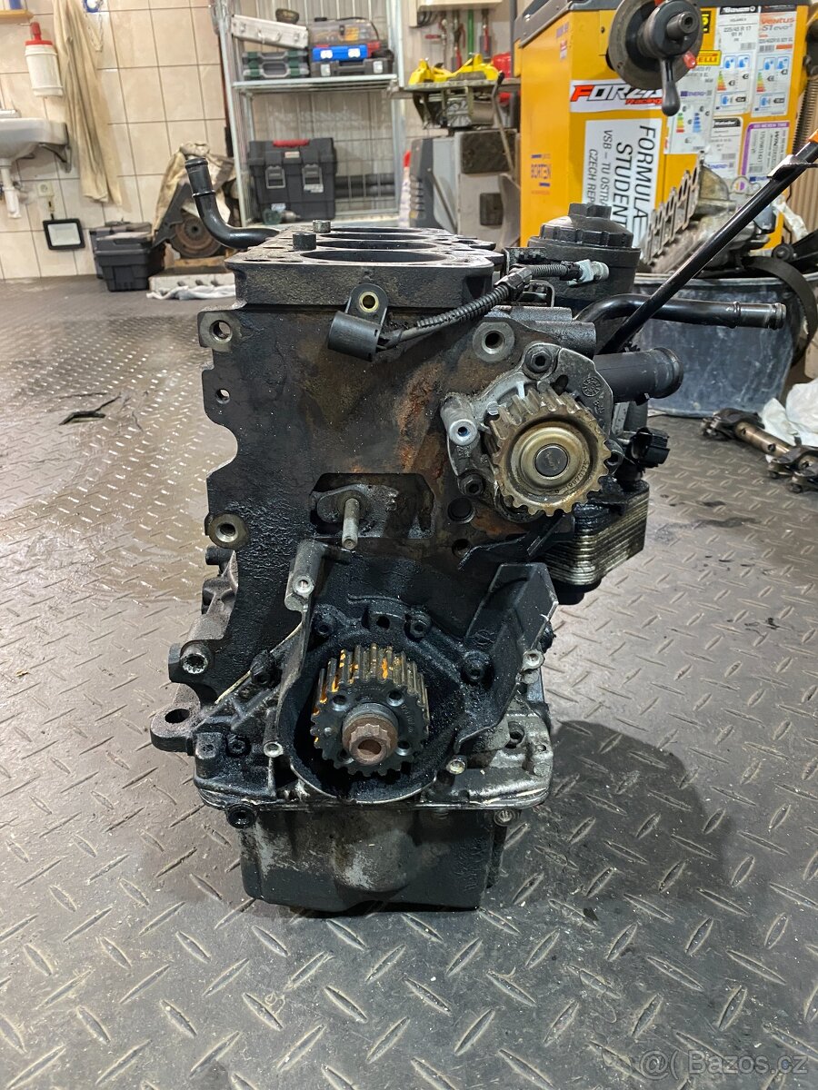 Motor BKD 2.0 TDI 103kW - blok, sání, EGR - 14