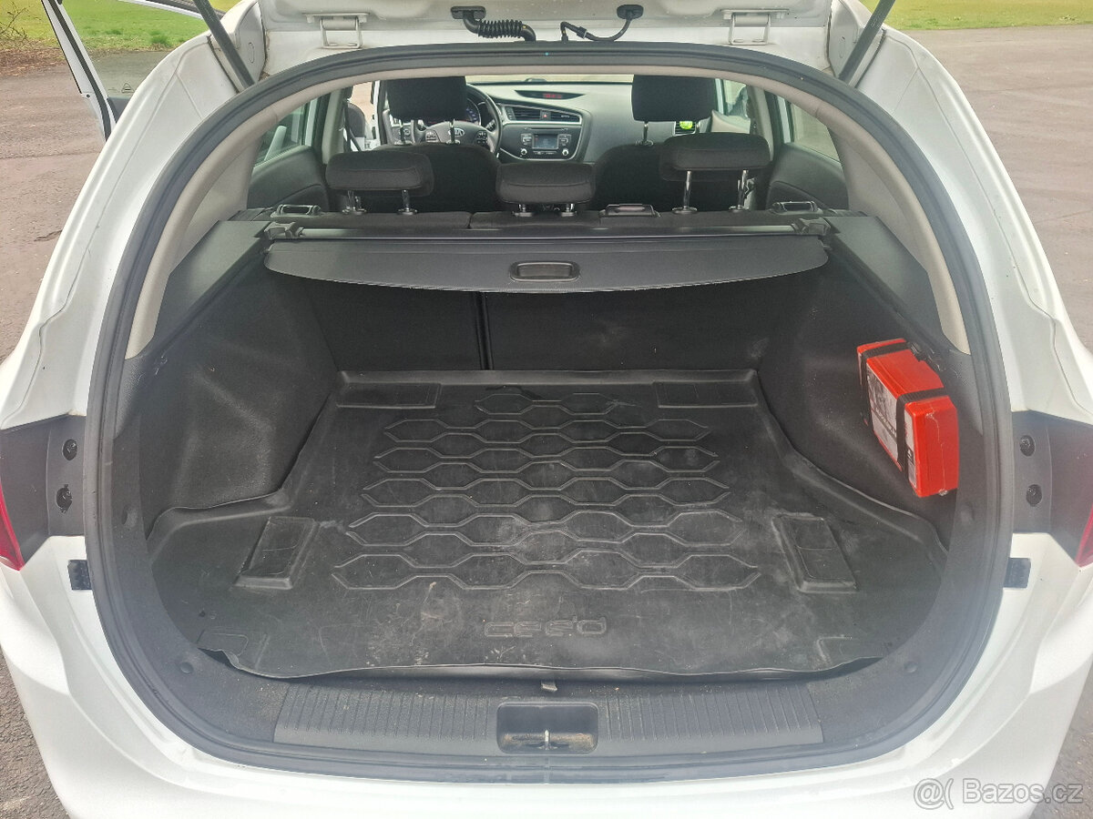 Kia Ceed 1.6CRDi 100kW,digi klima,tažné zařízení - 14