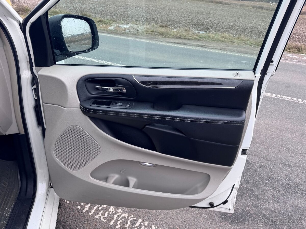 Lancia Voyager 3,6 DVD Gold RT Nový model 2012 - 14