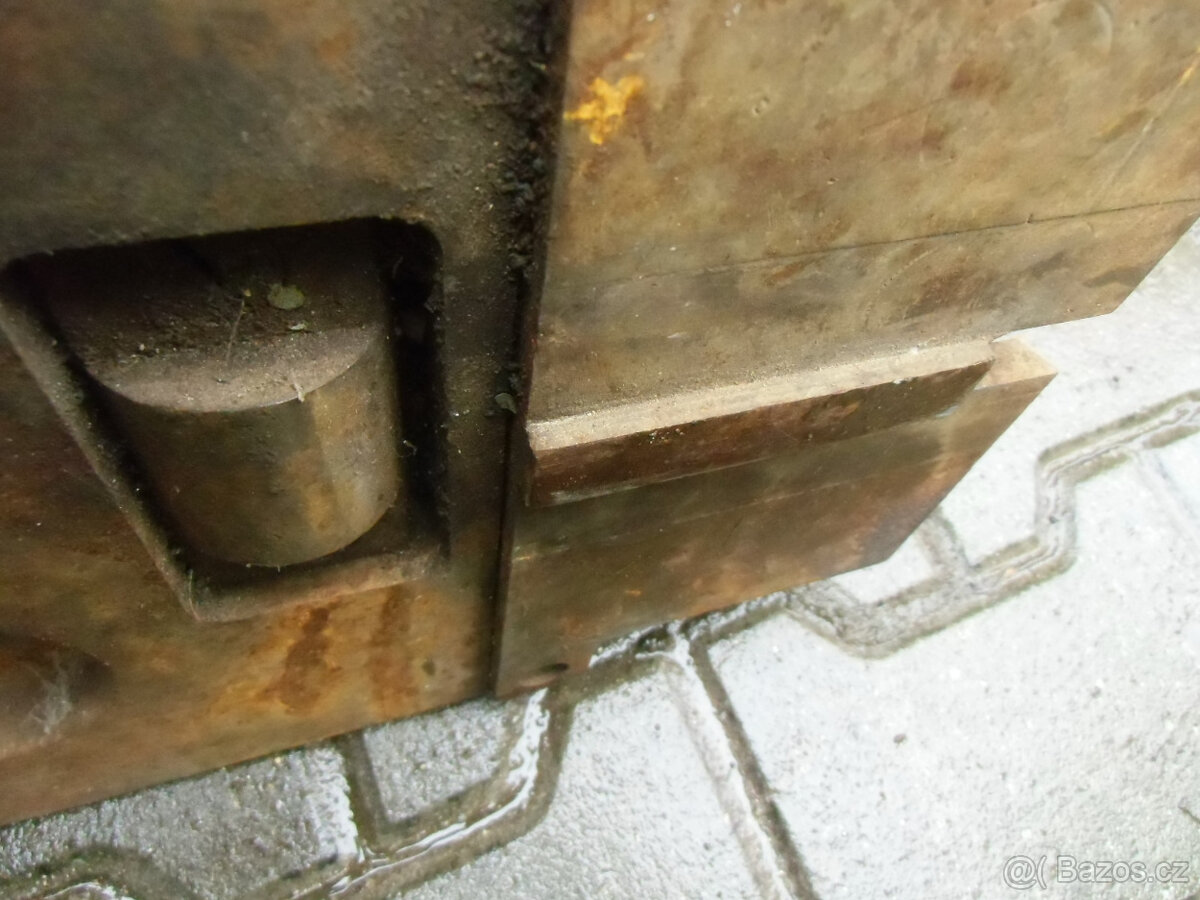 Naklápěcí upínací stůl s drážkami. - 14