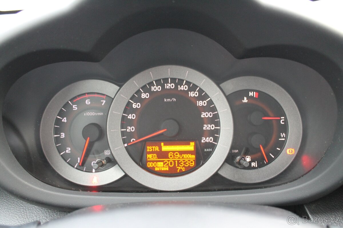 Toyota Rav4 2.2D-4D 100kW + 4X4 + BEZ KOROZE + TAŽNÉ - 14