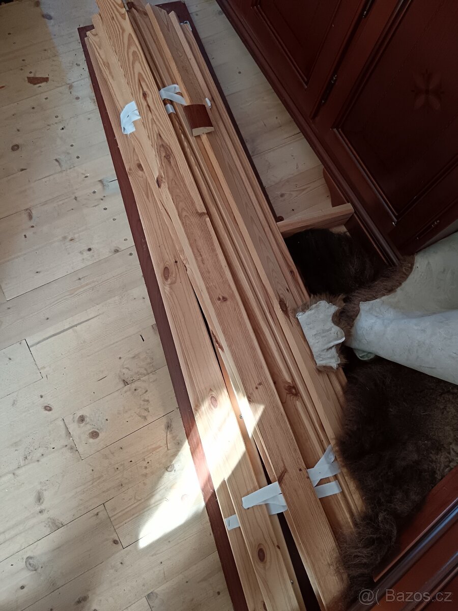 Komoda, postel, stůl - 14