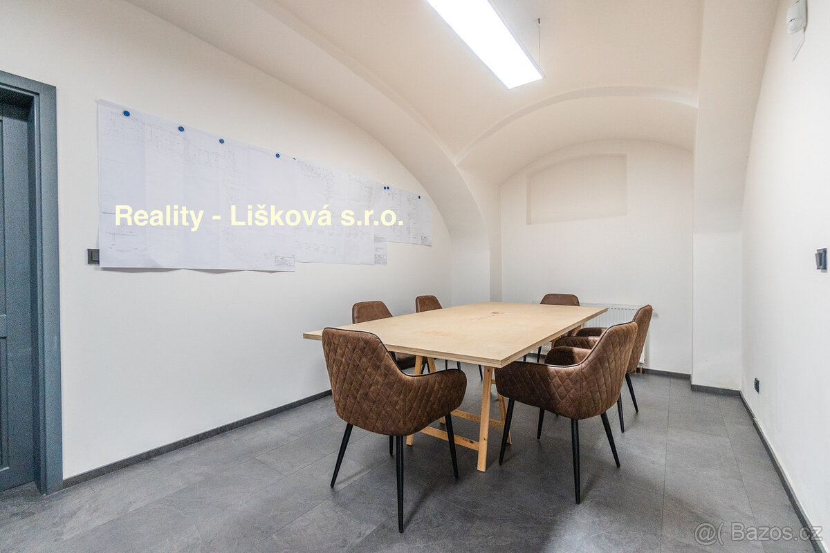 Prodej areálu s všestranným využitím nedaleko dálnice Praha - 14