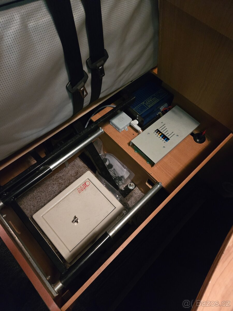 Obytné auto Renault Master 2,5/ 88kw - rok 2008 - 14