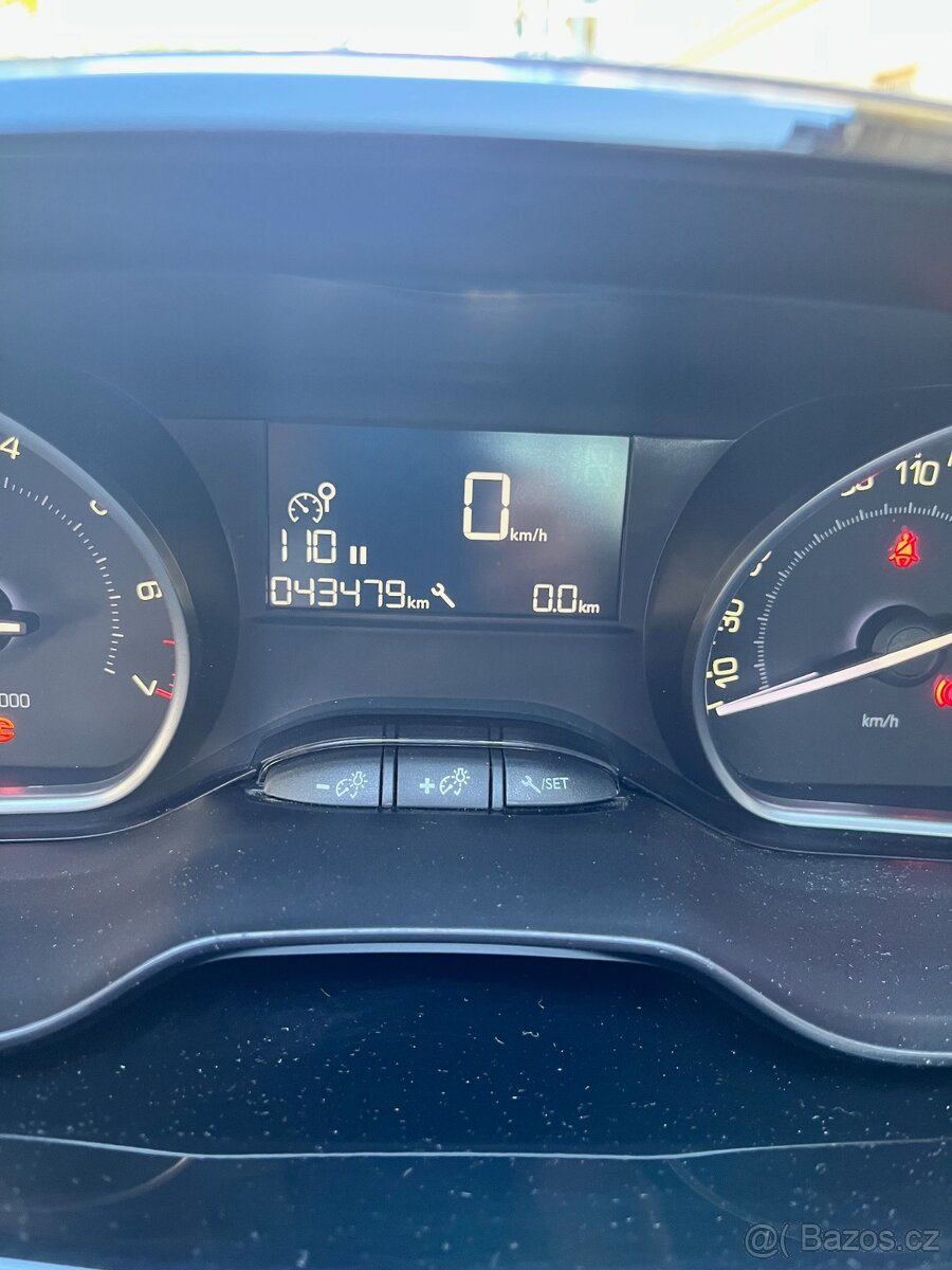 Peugeot 2008 1,2i, 60 KW, 1.MAJITEL - 14