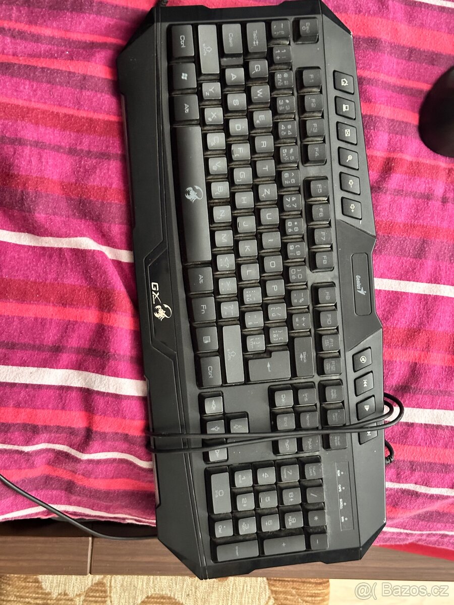 Celý pc monito - 14