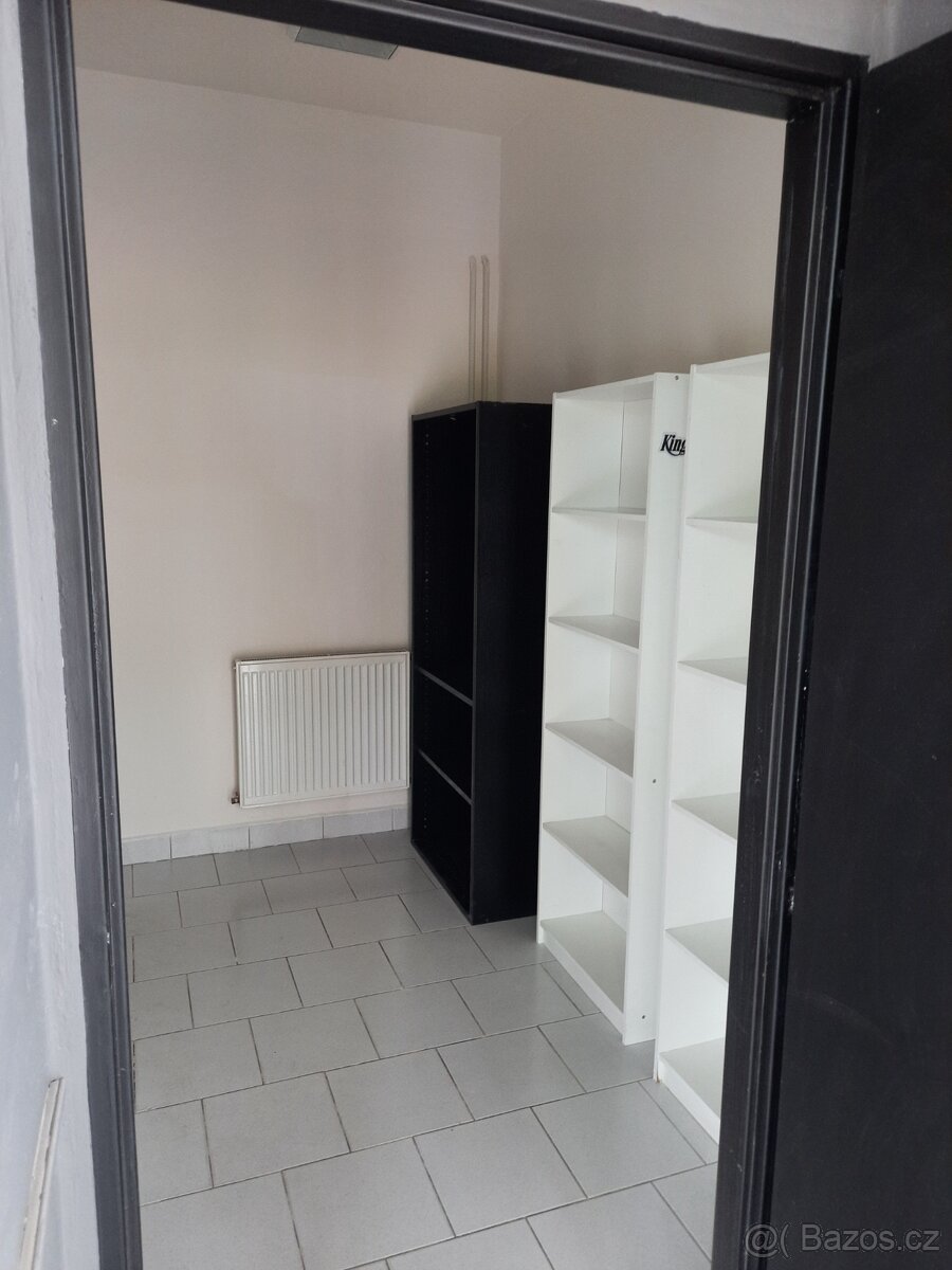 Prosklená prodejna se skladem v Kolíně - 14