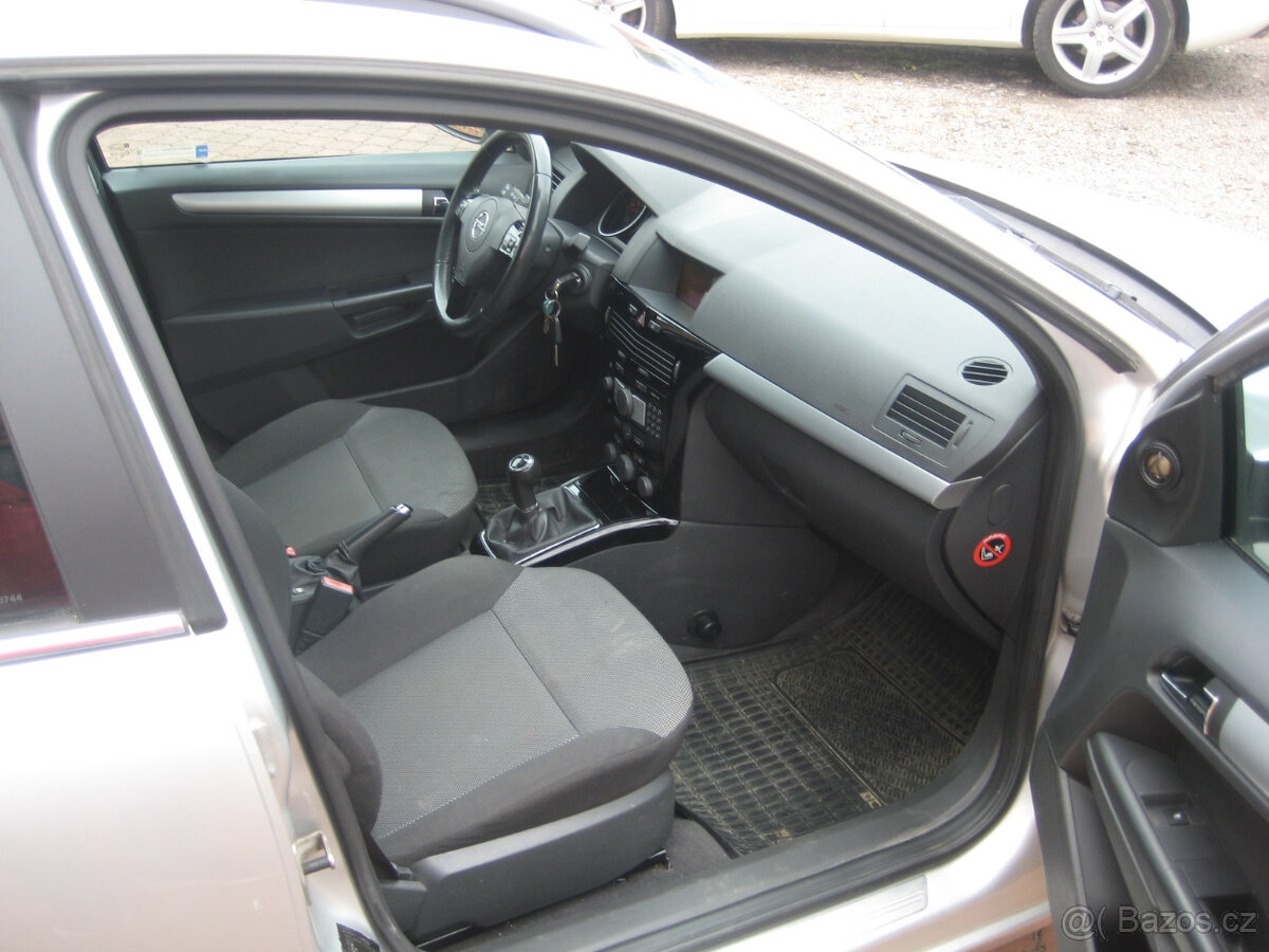 OPEL ASTRA 1.9 CDTi CARAVAN KLIMA TAŽNÉ NAVI - 14