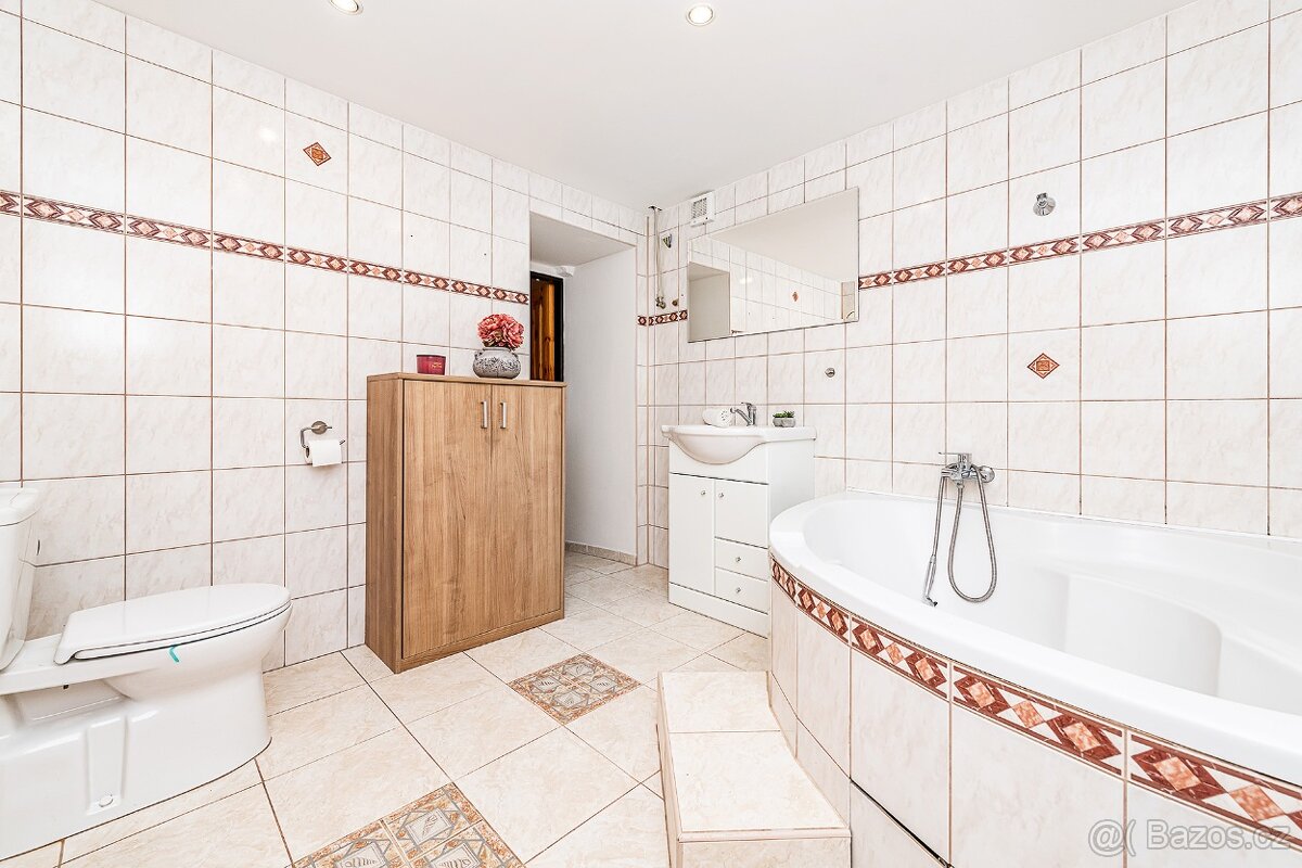 MALEBNÝ RODINNÝ DŮM V SRDCI ČESKÉHO STŘEDOHOŘÍ ČEŘENIŠTĚ, M - 14