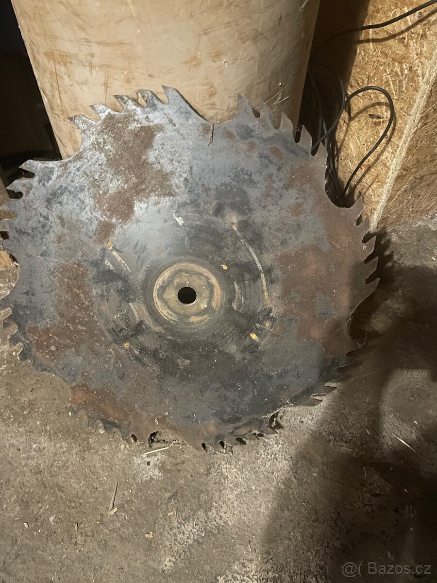 Kolebková pila,cirkulárka s pracovním stolem na řezání klád - 14