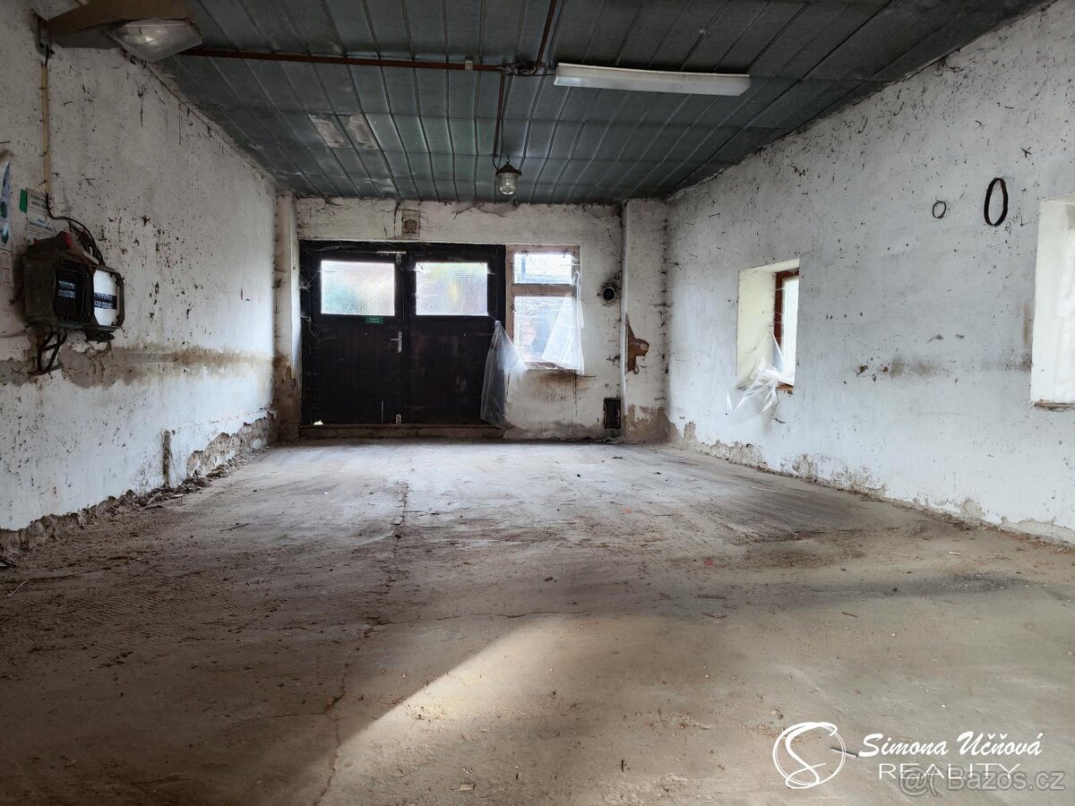 Prodej dvougeneračního RD s hospodářskými budovami v Makově - 14