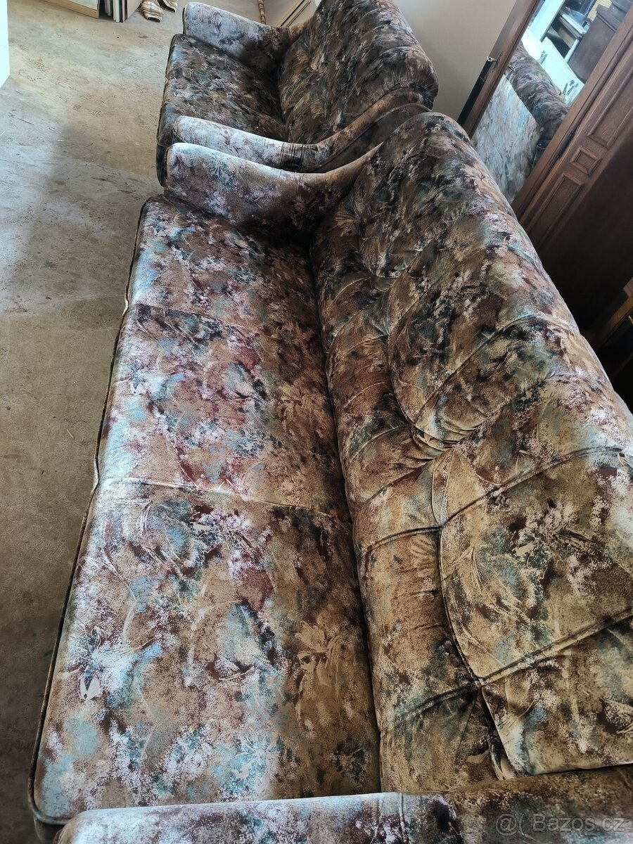 Bytový nábytek, skříně, stoly, komody , doplňky - 14