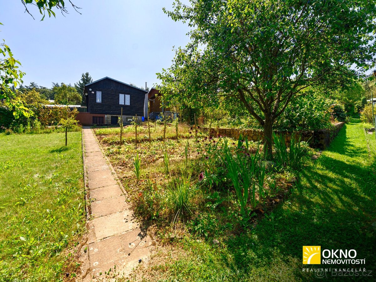 Zahrada s chatkou a výhledem do okolí - 14