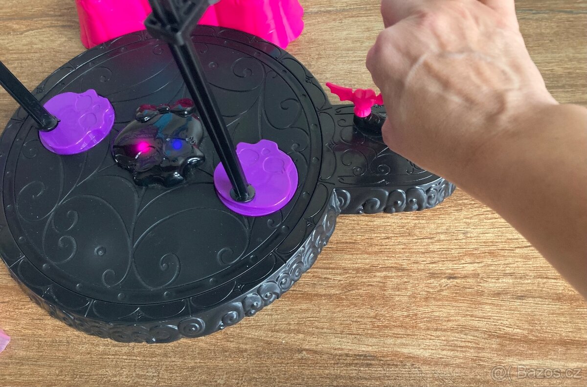 Monster high podium se světelnými efekty - 14