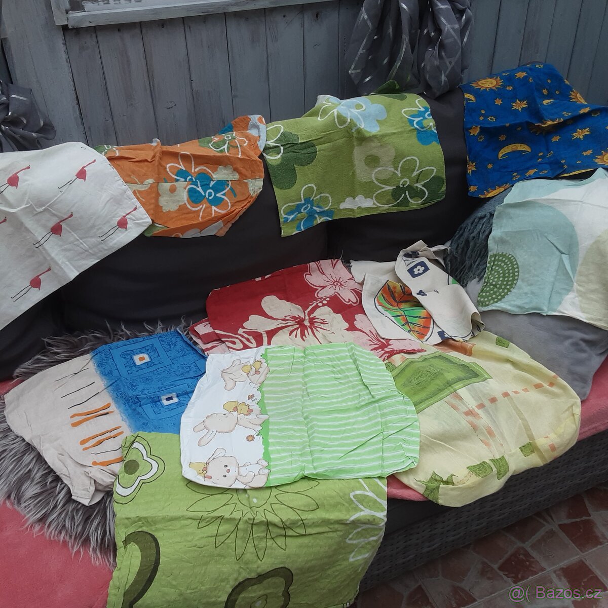 Různé hračky, knihy, obleceni - 14