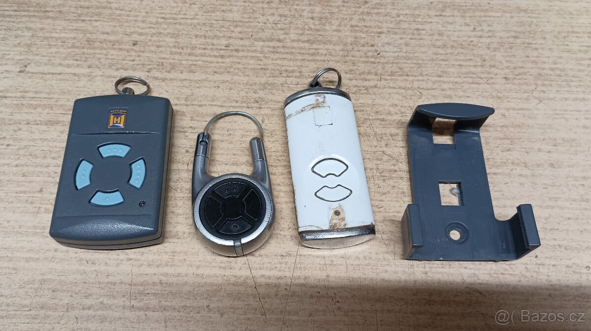 Kovová dvoukřídlá vrata, brána s dřevěnou výplní a pohonem - 14