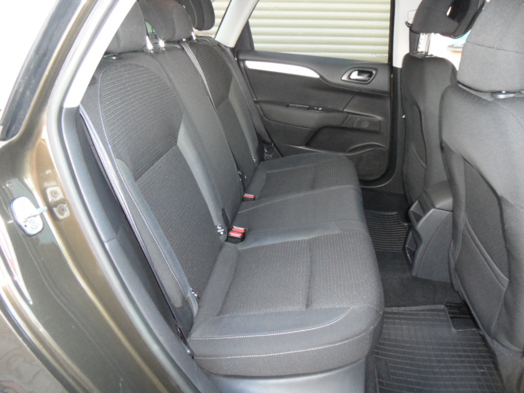 Citroen C4 1.6 HDi,66kw,1.maj.zak v ČR,naj.114000km - 14