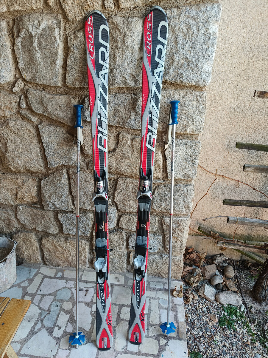 Prodám velmi zachovalou lyžařskou soupravu použitou tak 4x - 14