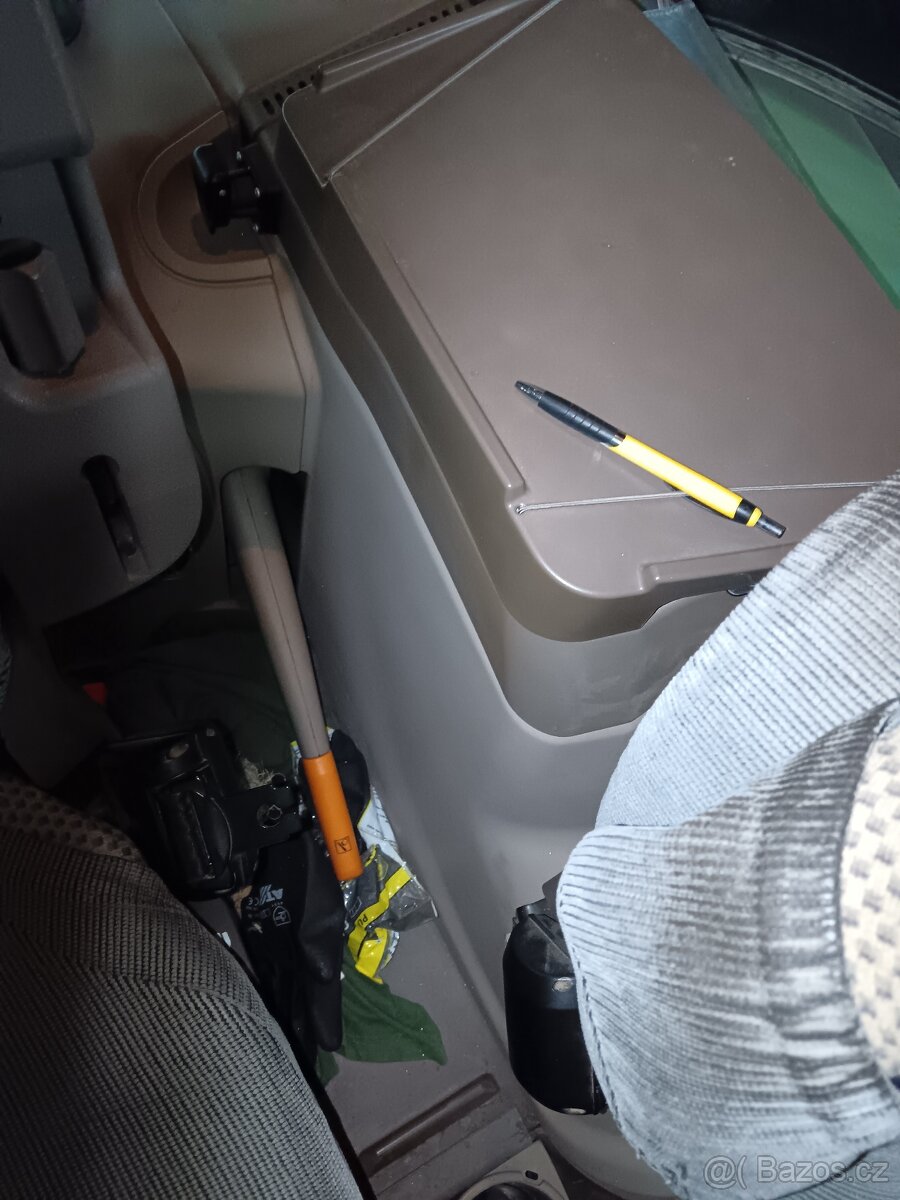 Traktor John Deere 6215 R - 14