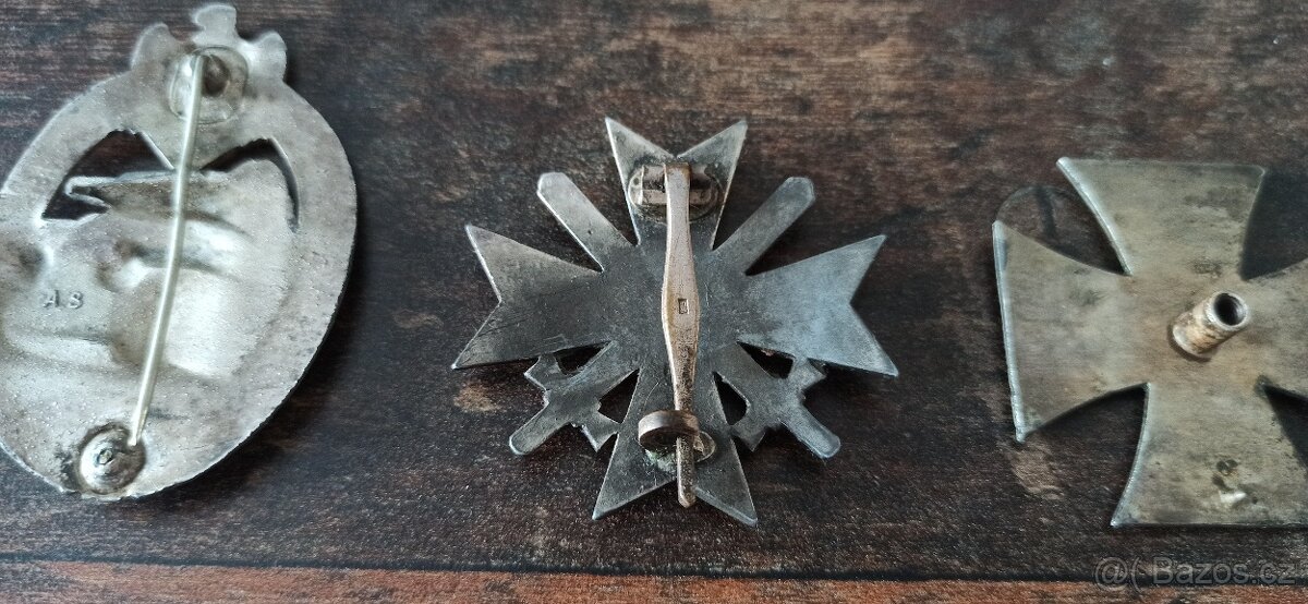 Medaile, vyznamenání, odznaky. - 14