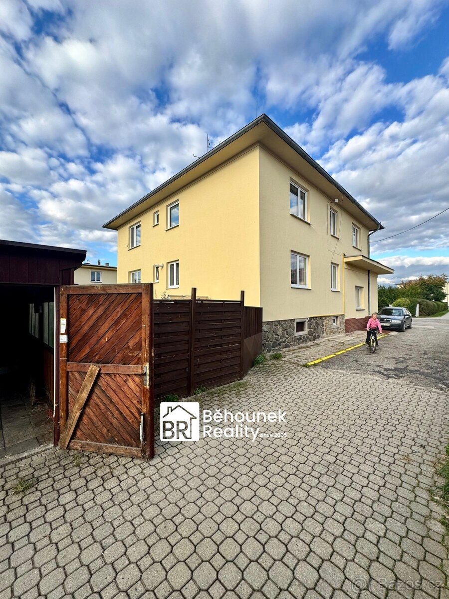 Pronájem bytu 3+kk 99 m², zahrady 90 m2 s pergolou a krbem, - 14