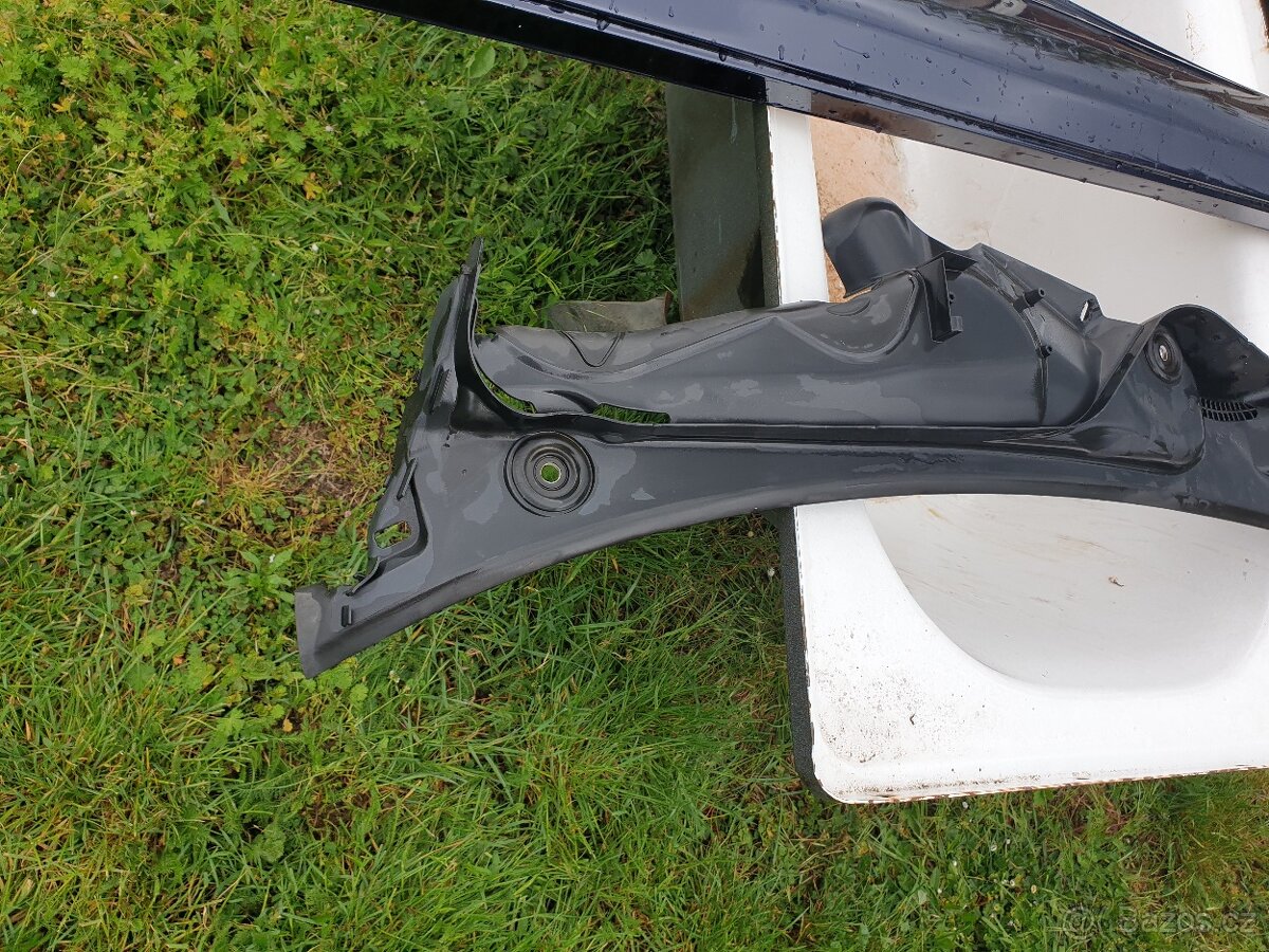 Mercedes w211 maska ohořelá1000, plastový levý prah1500kč - 14