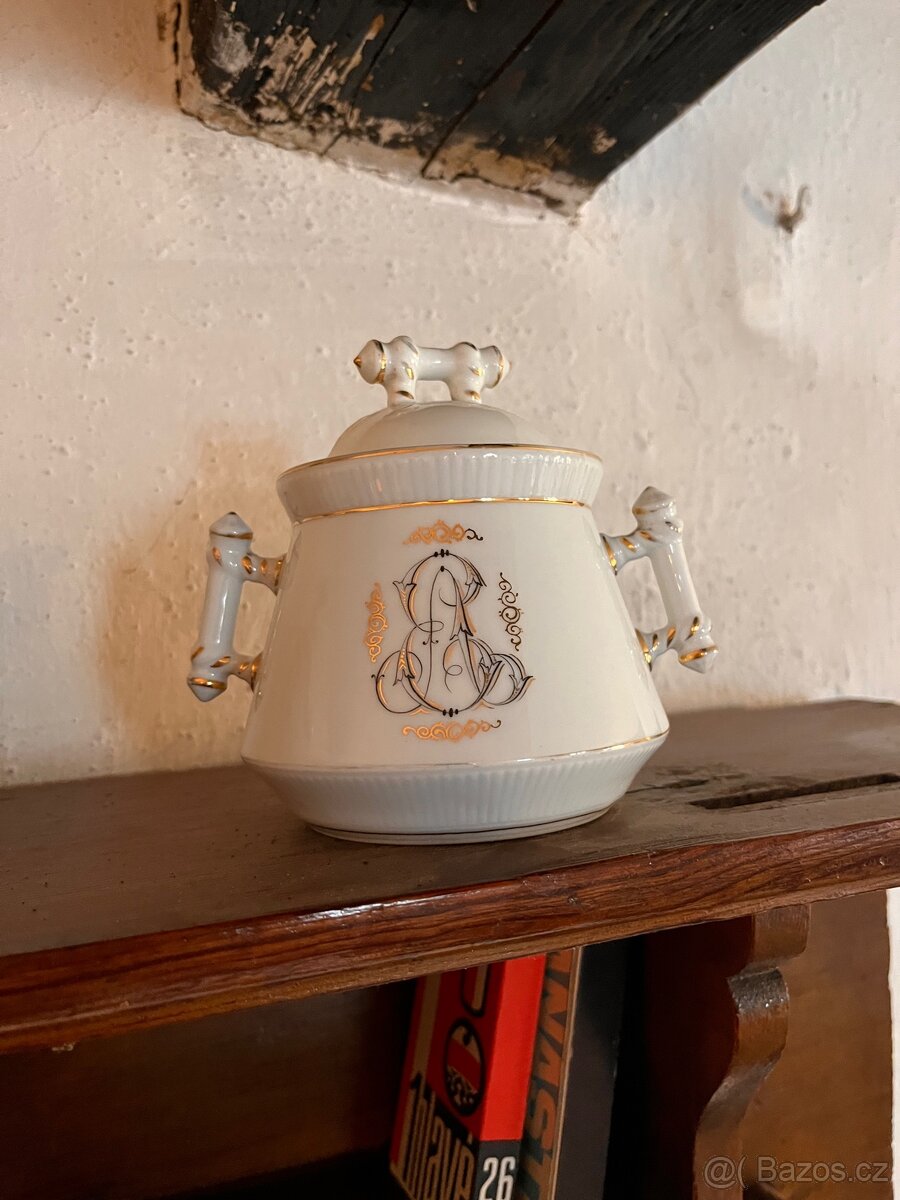 Starožitný nábytek — skříň židle… - 14