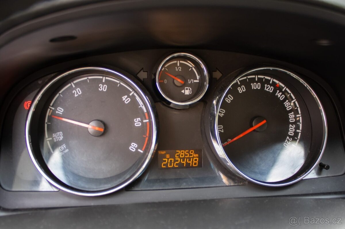 Opel Antara 2.2CDTi krásne zachovalé auto - 14