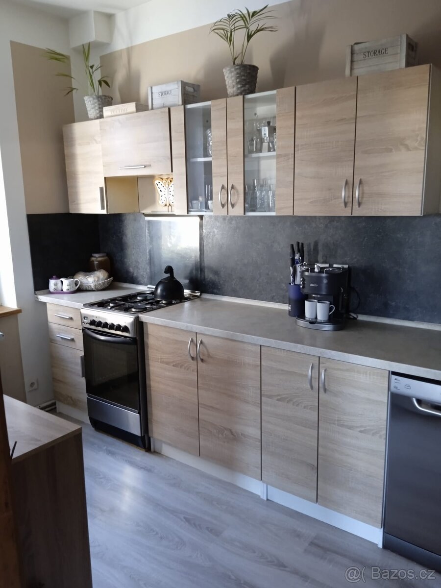 Větší dům k bydlení i podnikání - 14