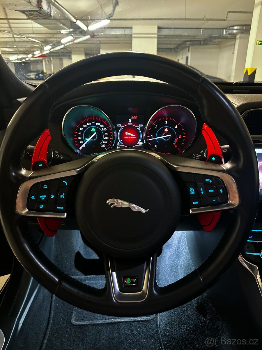 Jaguar XE 2.0D AWD R-SPORT - 14