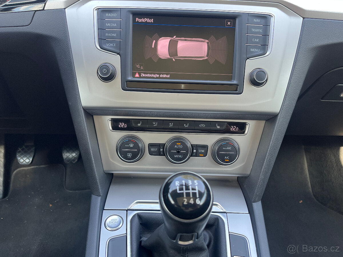 VOLKSWAGEN PASSAT 2,0 TDi 110 Kw COMF.PANO.TAŽNÉ - 14